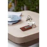 mat metalen en imitatieleren sleutelhanger.