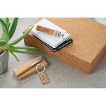 sleutelhanger van kurk en metaal in geschenkdoos