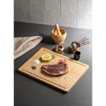 marjoram. bamboe snijplank