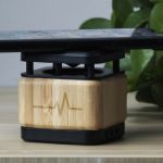 bamboe speaker met draadloze oplader