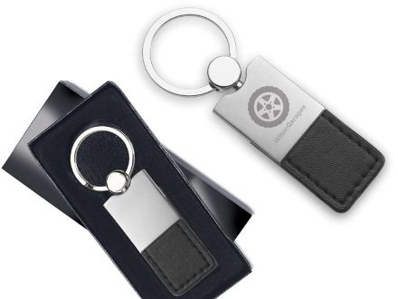 sleutelhanger met glimmend metalen afwerking.