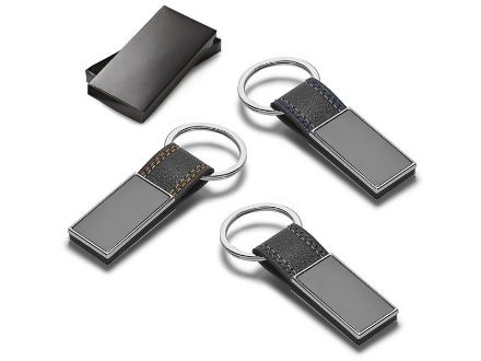 sleutelhanger van imitatieleer en metaal