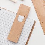 houten boekenlegger met liniaal, 11 cm.