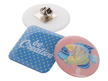 custom made epoxy doming badge met metalen pin.