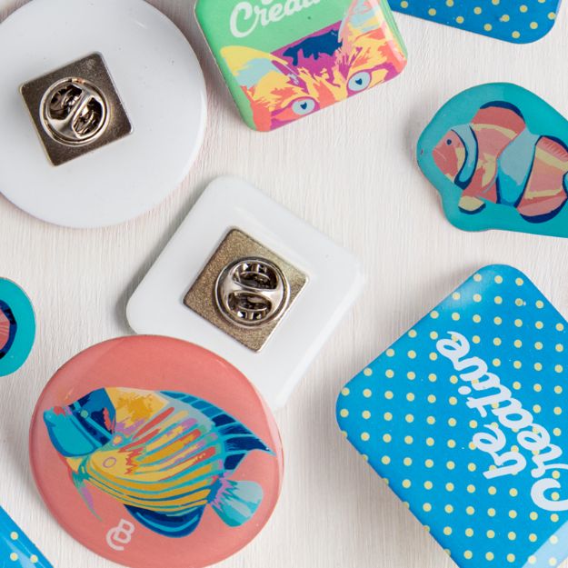 custom made epoxy doming badge met metalen pin.