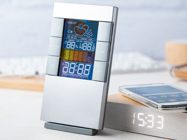 digitale klok en weerstation met gekleurd display.