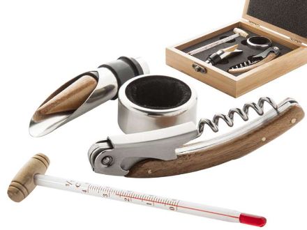 wijnset in bamboe doos met 4 houten accessoires.