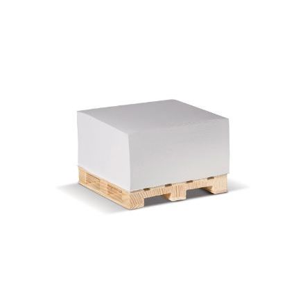 kubusblok met wit papier op houten pallet.
