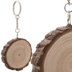houten sleutelhanger met schors en metalen ring.