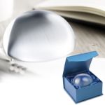 glazen press-papier in luxe geschenkverpakking.