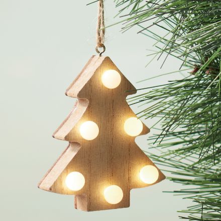 houten boom met lichtjes