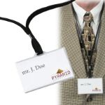 transparante naamkaarthouder met omhangkoord.