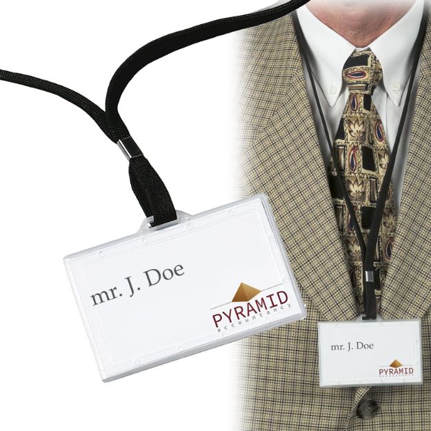 transparante naamkaarthouder met omhangkoord.