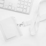 transparante pvc pashouder met gekleurde header.