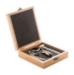 wijnset in bamboe doos met 4 houten accessoires.