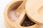 peper en zouthouder van bamboe met serveerlepel