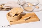 peper en zouthouder van bamboe met serveerlepel