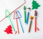 houten jolly pen met kerstfiguren blauwschrijvend