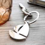 metalen sleutelhanger in vorm van boot.