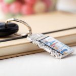 sleutelhanger in de vorm van een vrachtwagen.