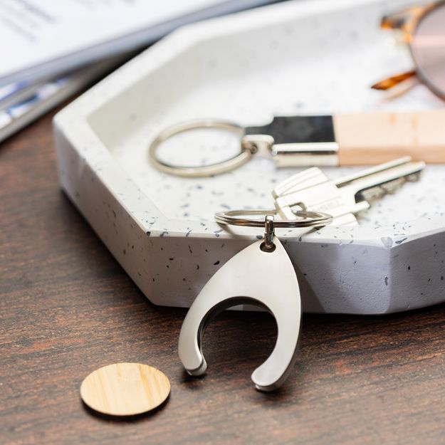 metalen sleutelhanger met bamboe jeton diam 23 mm