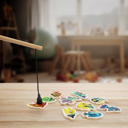 visspel bestaande uit 10 houten vissen met magneet