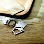 2-delige metalen sleutelhanger i.v.v. een huis.