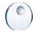ronde glazen trofee met wereldbolrelief.