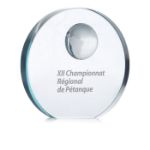 ronde glazen trofee met wereldbolrelief.