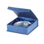ronde glazen trofee met wereldbolrelief.