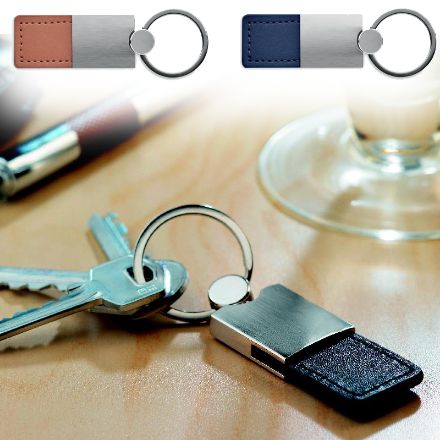 sleutelhanger met glimmend metalen afwerking.