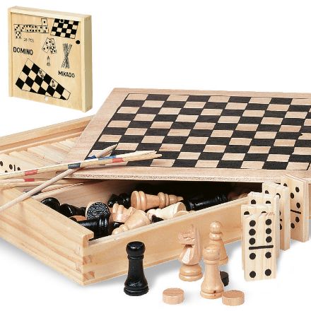 spelletjes in houten doos.