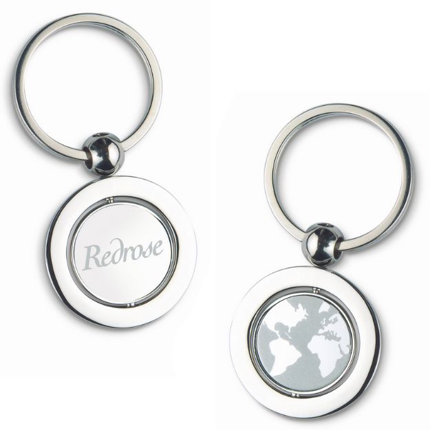 metalen sleutelhanger met wereldboldecoratie.