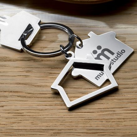 2-delige metalen sleutelhanger i.v.v. een huis.