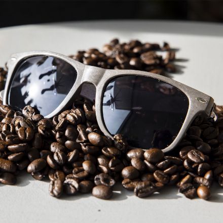 zonnebril gemaakt va? koffiedik en pijnboomvezels