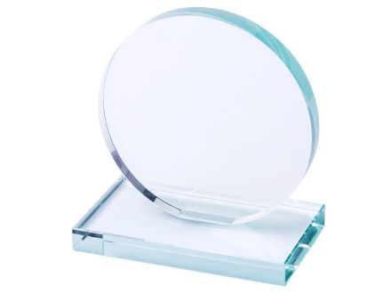 ronde glazen trofee.