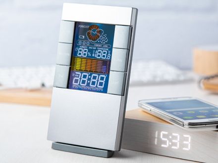 digitale klok en weerstation met gekleurd display.