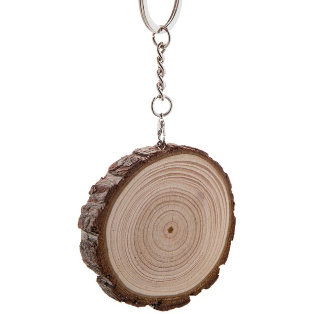 houten sleutelhanger met schors en metalen ring.