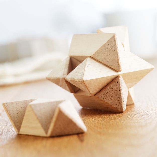 houten denkspelletje in stervorm.