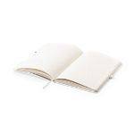 notitieboek en gsm-houdertorya van melkverpakking