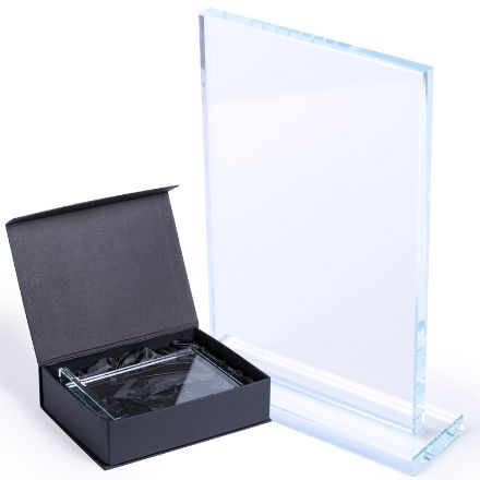 rechthoekige glazen trofee.