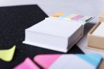 blok met zelfklevende memos