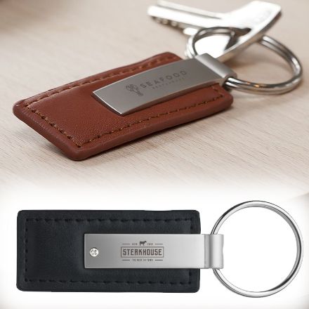 mat metalen en imitatieleren sleutelhanger.