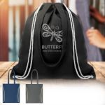 canvas rugzakje met koord en lange hengsels.