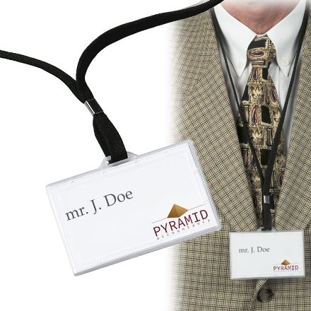 transparante naamkaarthouder met omhangkoord.