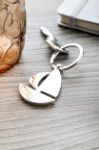 metalen sleutelhanger in vorm van boot.