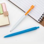 plastic balpen met gekleurde clip blauwe inkt