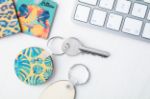 ronde, gelamineerde berkenhouten sleutelhanger