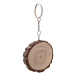 houten sleutelhanger met schors en metalen ring.