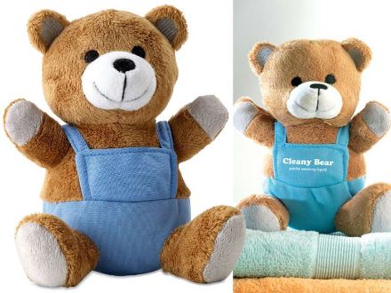 pluchen teddybeer met kleurrijke outfit.